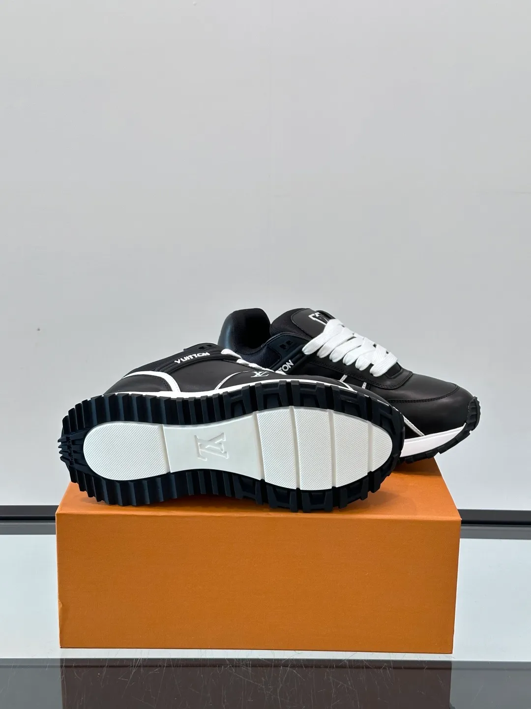 Men's Men's Shoes 💰p480 "＊OUIS ＊UITTO＊" sneakers debuted in the 2025 early autumn series, continuing the iconic design of Run Away sneakers in a large version. The smooth calfskin upper features contrasting LV lettering and Vuitton logos, while a lightweight rubber wedge outsole evokes running shoe construction. High level of comfort. Looks good, wears well and matches well. Worth buying🎶🎶🎶 size: 38-44 (45 customized)